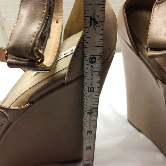 KAYLEEN By Los Angeles Women's size 10 taupe/beige with gold plates 5” Wedges - Picture 7 of 16